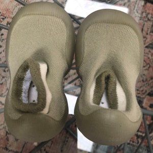 Yoki - Non-Slip Baby Shoe-socks: Olive